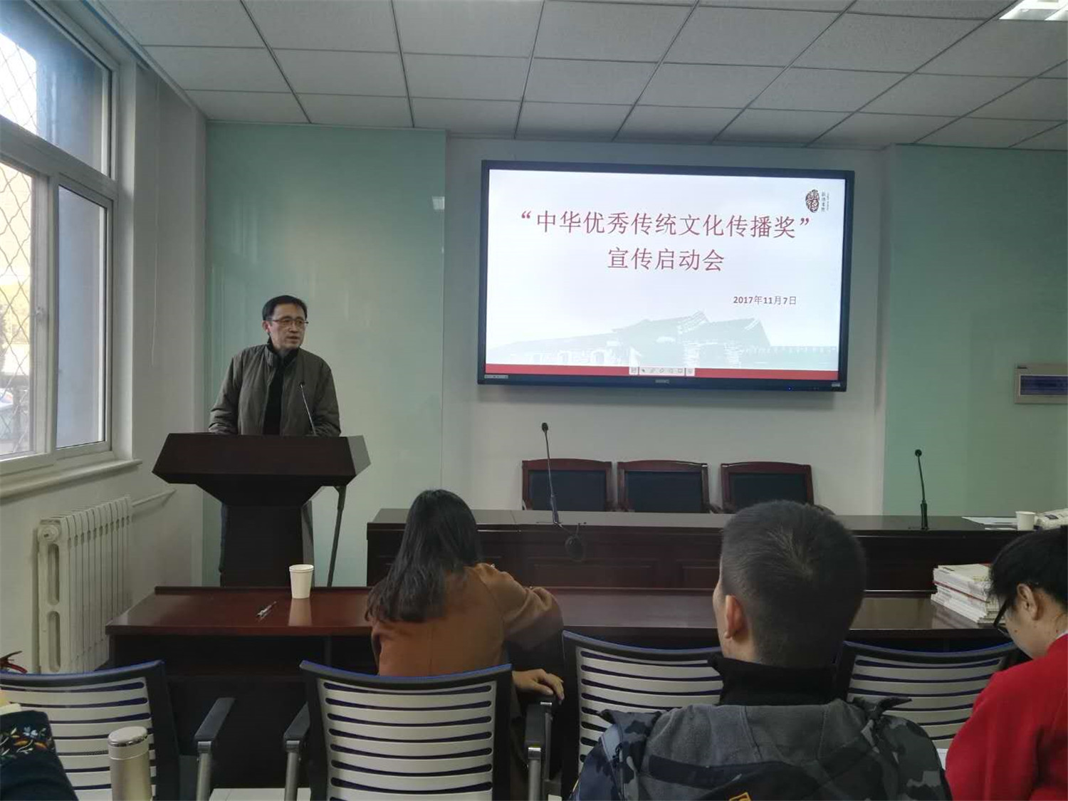 传播奖评选宣传启动会（需后期PS，去掉下面人头）.jpg