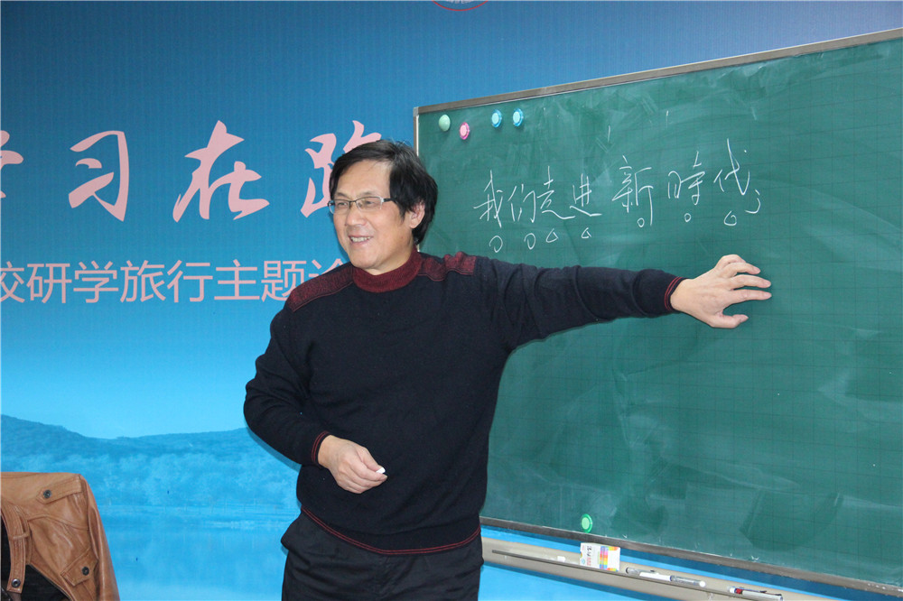 主讲专家：中华诗词研究院原常务副院长蔡世平.jpg